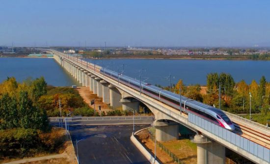 今年底中国铁路营业里程将逾13.9万公里 高铁居世界第一